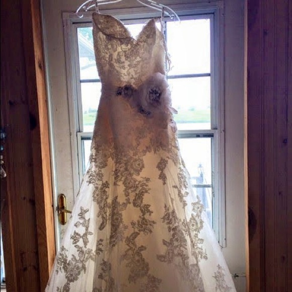 Enzoani Lace Diana  Ivory Wedding Dress, size 8. - Picture 2 of 12